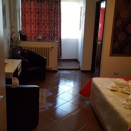 Garsoniera Ioana Appartement Boekarest Buitenkant foto